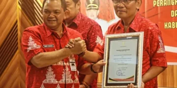 Unit Pengendalian Gratifikasi Kabupaten Semarang Jadi Terbaik Nasional 12 Bupati Semarang, Ngesti Nugraha, berkesempatan menyerahkan penghargaan kepada tiga OPD Pemerintah Kabupaten Semarang terbaik dalam pelaksanaan Sistem Akuntabilitas Kinerja I Instansi Pemerintahan (SAKIP) dalam acara Gelar Pengawasan Daerah Tahun 2025 di Ruang Pertemuan Balai Bahasa Provinsi Jawa Tengah, di Ungaran, Kamis, 20 November 2025. (Diskominfo Kab. Semarang/Lingkarjateng.id)