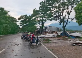 Sebuah bangunan porak poranda usai diterjang hujan disertai angin kencang di wilayah perbatasan Kabupaten Semarang-Kota Salatiga, Selasa, 4 November 3035. (Hesty Imaniar/Lingkarjateng.id)