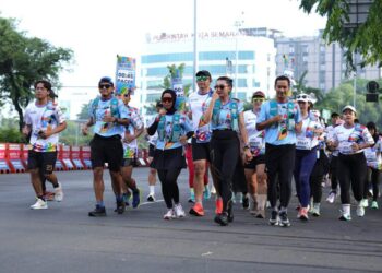 Peserta ajang DPRD Jateng Fun Run melewati jalan protokol di Kota Semarang, Sabtu, 22 November 2025. (Lingkarjateng.id)