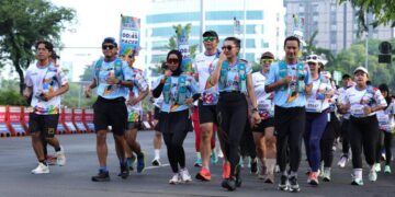 Peserta ajang DPRD Jateng Fun Run melewati jalan protokol di Kota Semarang, Sabtu, 22 November 2025. (Lingkarjateng.id)