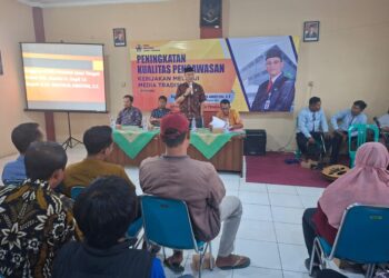 Anggota Komisi D DPRD Jawa Tengah, Much Muchlis Ariston, saat berdialog dengan warga dalam kegiatan Peningkatan Kualitas Pengawasan Kebijakan melalui Media Tradisional yang digelar di Kelurahan Noyontaansari, Kecamatan Pekalongan Timur, Kota Pekalongan, Jumat, 21 November 2025. (Fahri Akbar/Lingkarjateng.id)