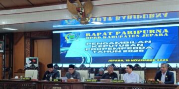 DPRD Jepara Tetapkan 12 Ranperda Dibahas pada 2026, Ini daftarnya 12 Suasana rapat paripurna pengambilan Keputusan propemperda tahun 2026 di aula paripurna DPRD Japara pada Rabu, 19 November 2025. (DPRD Jepara/Lingkarjateng.id)