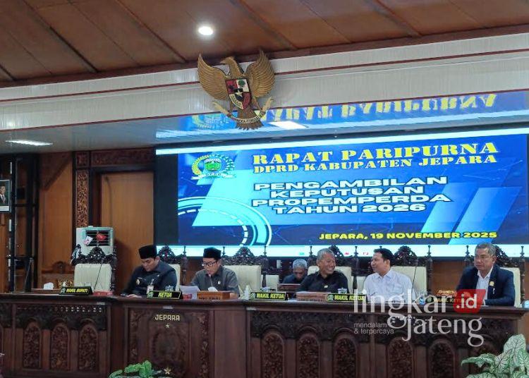Suasana rapat paripurna pengambilan Keputusan propemperda tahun 2026 di aula paripurna DPRD Japara pada Rabu, 19 November 2025. (DPRD Jepara/Lingkarjateng.id)