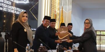 Banggar DPRD Kabupaten Pekalongan Pastikan APBD 2026 Pro Rakyat 11 Ketua DPRD Kabupaten Pekalongan, Abdul Munir, menerima dokumen kata akhir fraksi dalam rapat paripurna pembahasan tiga Raperda di gedung dewan setempat, Senin, 10 November 2025. (Fahri Akbar/Lingkarjateng.id)