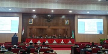 Rapat paripurna dengan agenda Persetujuan Atas Raperda Tentang APBD Kabupaten Semarang Tahun Anggaran 2026 di Gedung DPRD Kabupaten Semarang, Ungaran, Jumat, 28 November 2025. (Hesty Imaniar/Lingkarjateng.id)