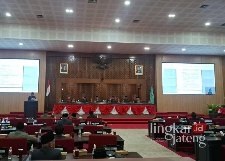 TKD Disunat Rp250 Miliar, Dana Hibah Pemkab Semarang 2026 Dipastikan Berkurang 25 Rapat paripurna dengan agenda Persetujuan Atas Raperda Tentang APBD Kabupaten Semarang Tahun Anggaran 2026 di Gedung DPRD Kabupaten Semarang, Ungaran, Jumat, 28 November 2025. (Hesty Imaniar/Lingkarjateng.id)