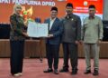 DPRD Kendal Sahkan APBD 2026, Pendapatan Daerah Dirancang Rp2,5 Triliun 26 SIMBOLIS: Penyerahan naskah berita acara persetujuan bersama Bupati dan DPRD Kabupaten Kendal tentang APBD 2026 pada Jumat, 28 November 2025. (Unggul Priambodo/Lingkarjateng.id)