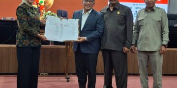 SIMBOLIS: Penyerahan naskah berita acara persetujuan bersama Bupati dan DPRD Kabupaten Kendal tentang APBD 2026 pada Jumat, 28 November 2025. (Unggul Priambodo/Lingkarjateng.id)
