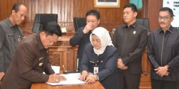 DPRD Kota Salatiga Setujui Pemekaran Empat Kelurahan di Sidomukti 10 Wali Kota Salatiga Robby Hermawan menandatangani persetujuan bersama pemekaran wilayah Kecamatan Sidomukti antara Wali Kota dan pimpinan DPRD di Kantor DPRD setempat, Jumat, 21 November 2025. (Dok.Prokompim Setda Salatiga/Lingkarjateng.id)