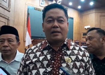 Ketua DPRD Pati, Ali Badrudin (tengah), memberikan keterangan kepada awak media. (Lingkarnews Network)