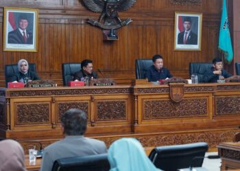 DPRD Salatiga Bahas Dua Raperda Inisiatif, Pelaku UMKM Berpotensi Diuntungkan 30 Sejumlah anggota DPRD Kota Salatiga bersama jajaran eksekutif saat sidang paripurna di Kantor DPRD setempat, Kamis, 6 November 2025. (Prokompim Setda Salatiga/Lingkarjateng.id)