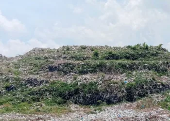 MENGGUNUNG: Kondisi TPA Ngronggo, Kelurahan Kumpulrejo, Kecamatan Argomulyo, Salatiga, yang sudah menggunung. (Angga Rosa/Lingkarjateng.id)