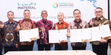 Dapat Investasi USD 200 Juta, Jateng akan Bangun Pabrik Pengolahan Sampah 6 Sekda Provinsi Jawa Tengah, Sumarno (ketiga kiri), dalam kegiatan penandatanganan kerja sama proyek pabrik pengolahan sampah dengan Malaysia di salah satu hotel di Kota Semarang pada Jumat, 7 November 2025. (Humas Pemprov Jateng)