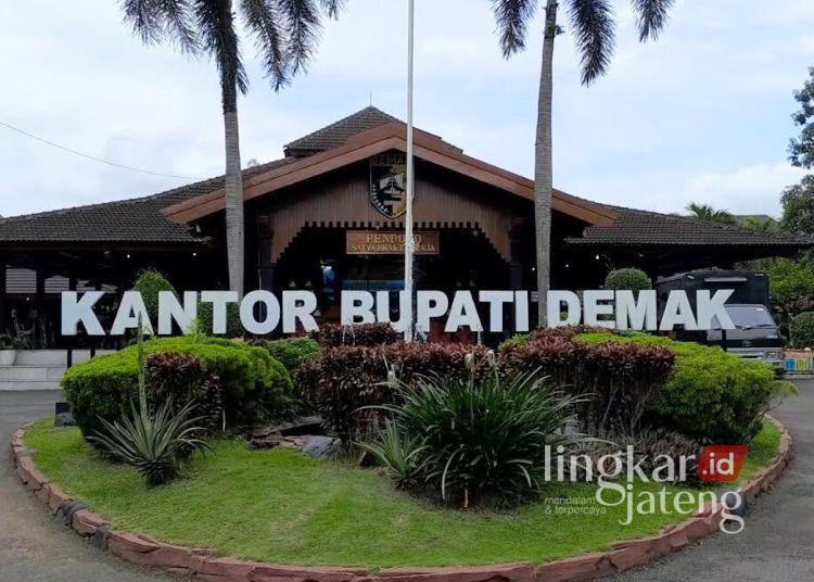 Demak Efisiensi 30 Persen Belanja Daerah Imbas Pemangkasan TKD 2026 25 POTRET: Tampak depan Pendopo Kabupaten Demak. (M. Burhanuddin/Lingkarjateng.id)