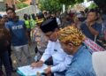 Bupati Rembang Harno menemui demonstran di depan Setda Kabupaten Rembang pada Kamis, 27 November 2025. (Muhammad Faalih/Lingkarjateng.id)