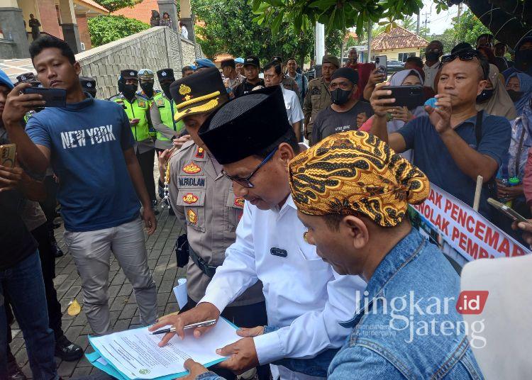 Demo Warga Banyudono Soal Pabrik PT Indo Seafood Dapat Respons Bupati Rembang 25 Bupati Rembang Harno menemui demonstran di depan Setda Kabupaten Rembang pada Kamis, 27 November 2025. (Muhammad Faalih/Lingkarjateng.id)