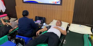 Kanwil Ditjenpas Jateng Gelar Donor Darah Peringati Hari Bakti Kemenimipas 17 Kegiatan donor darah yang digelar Kanwil Ditjenpas Jateng dalam rangka memperingati Hari Bakti atau Ulang Tahun Kementerian Imigrasi dan Pemasyarakatan ke-1 Tahun 2025 di Aula Merdeka Lembaga Pemasyarakatan Kelas I Semarang, Kamis, 13 November 2025. (Humas Kanwil Ditjenpas Jateng/Lingkarjateng.id)