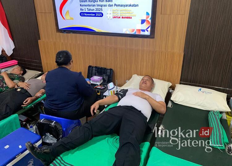 Kegiatan donor darah yang digelar Kanwil Ditjenpas Jateng dalam rangka memperingati Hari Bakti atau Ulang Tahun Kementerian Imigrasi dan Pemasyarakatan ke-1 Tahun 2025 di Aula Merdeka Lembaga Pemasyarakatan Kelas I Semarang, Kamis, 13 November 2025. (Humas Kanwil Ditjenpas Jateng/Lingkarjateng.id)