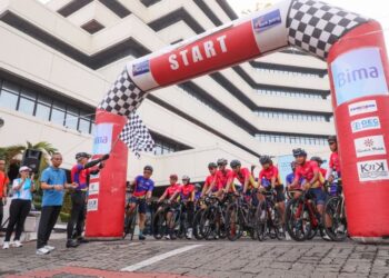 Sekretaris Daerah (Sekda) Provinsi Jawa Tengah, Sumarno, melepas peserta Tendbir Semarang gowes keliling Jateng dari Halaman Kantor Bank Jateng, Kota Semarang, Sabtu, 22 November 2025. (Humas Pemprov Jateng)