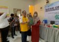 Anggota Komisi IV DPR RI, Firman Soebagyo, menyalurkan 500 paket ikan segar kepada warga Desa Bumiayu, Kecamatan Wedarijaksa, Kabupaten Pati, Jumat, 28 November 2025. (Nailin RA/Lingkarjateng.id)