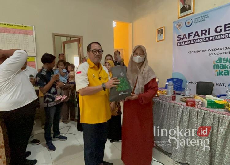 Salurkan 500 Paket Ikan di Pati, Firman Soebagyo Bantu Perkuat Program Gizi Daerah 25 Anggota Komisi IV DPR RI, Firman Soebagyo, menyalurkan 500 paket ikan segar kepada warga Desa Bumiayu, Kecamatan Wedarijaksa, Kabupaten Pati, Jumat, 28 November 2025. (Nailin RA/Lingkarjateng.id)
