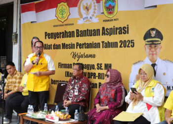 Anggota Komisi IV DPR RI, Firman Soebagyo (kiri), Bupati Pati Sudewo, Atik Kusdarwati Sudewo, Ketua DPD Golkar Pati Endah Sri Wahyuniningsih. menyerahkan ratusan alsintan kepada kelompok tani di Rumah Aspirasi Firman Soebagyo, Sabtu (29/11/2025)