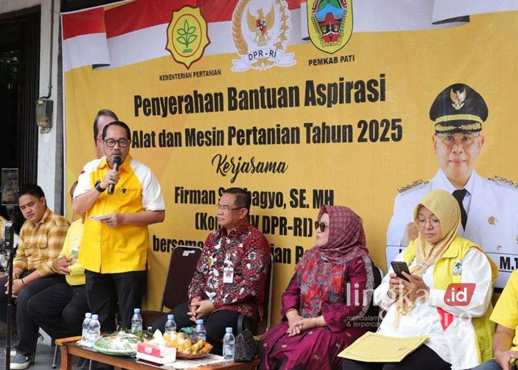 Firman Soebagyo Bagikan Alsintan ke 68 Kelompok Tani di Pati 25 Anggota Komisi IV DPR RI, Firman Soebagyo (kiri), Bupati Pati Sudewo, Atik Kusdarwati Sudewo, Ketua DPD Golkar Pati Endah Sri Wahyuniningsih. menyerahkan ratusan alsintan kepada kelompok tani di Rumah Aspirasi Firman Soebagyo, Sabtu (29/11/2025)