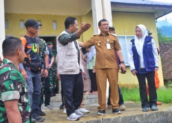 Gubernur Jawa Tengah Ahmad Luthfi meninjau lokasi longsor di Dusun Situkung, Desa Pandanarum, Kecamatan Pandanarum, Banjarnegara, Senin, 17 November 2025. (Humas Pemprov Jateng/Lingkarjateng.id)