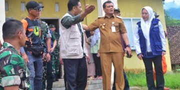 Waspada Bencana Susulan, Gubernur Jateng Kebut Evakuasi Korban Longsor Banjarnegara 23 Gubernur Jawa Tengah Ahmad Luthfi meninjau lokasi longsor di Dusun Situkung, Desa Pandanarum, Kecamatan Pandanarum, Banjarnegara, Senin, 17 November 2025. (Humas Pemprov Jateng/Lingkarjateng.id)