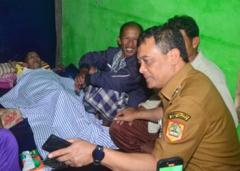 Gubernur Jawa Tengah Ahmad Luthfi mengunjungi lokasi pengungsian warga terdampak longsor di Dusun Situkung, Desa Pandanarum, Kecamatan Pandanarum, Banjarnegara, Senin, 17 November 2025. (Humas Pemprov Jateng/Lingkarjateng.id)