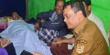 Gubernur Jateng Siapkan Hunian Sementara untuk Korban Longsor Banjarnegara 24 Gubernur Jawa Tengah Ahmad Luthfi mengunjungi lokasi pengungsian warga terdampak longsor di Dusun Situkung, Desa Pandanarum, Kecamatan Pandanarum, Banjarnegara, Senin, 17 November 2025. (Humas Pemprov Jateng/Lingkarjateng.id)