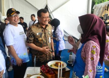 Dongkrak Ekonomi Jateng, Gubernur Luthfi Kampanyekan Gerakan Makan Ikan 31 Gubernur Jawa Tengah Ahmad Luthfi meninjau kegiatan Central Java Fish Market #4 yang digelar di halaman Kantor Gubernur Jateng, Selasa, 11 November 2025. (Humas Pemprov Jateng/Lingkarjateng.id)