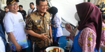 Dongkrak Ekonomi Jateng, Gubernur Luthfi Kampanyekan Gerakan Makan Ikan 23 Gubernur Jawa Tengah Ahmad Luthfi meninjau kegiatan Central Java Fish Market #4 yang digelar di halaman Kantor Gubernur Jateng, Selasa, 11 November 2025. (Humas Pemprov Jateng/Lingkarjateng.id)