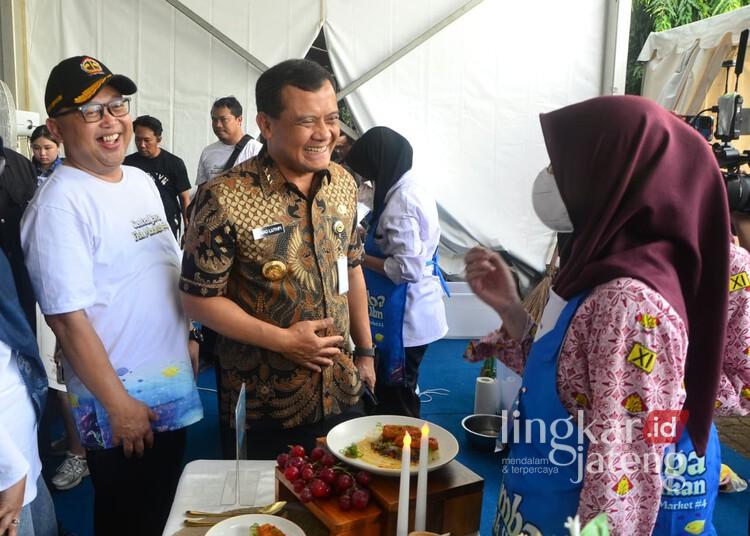 Gubernur Jawa Tengah Ahmad Luthfi meninjau kegiatan Central Java Fish Market #4 yang digelar di halaman Kantor Gubernur Jateng, Selasa, 11 November 2025. (Humas Pemprov Jateng/Lingkarjateng.id)