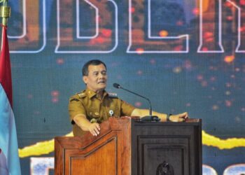 Gubernur Jateng Gandeng TNI-Perangkat Daerah Pacu Penanganan Kemiskinan 27 Gubernur Jawa Tengah Ahmad Luthfi memberi sambutan dalam Apel Komandan Satuan Komando Kewilayahan (Dansatkowil) Terpusat 2025 di Kabupaten Banyumas, Kamis 13 November 2025. (Humas Pemprov Jateng/Lingkarjateng.id)