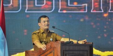 Gubernur Jateng Gandeng TNI-Perangkat Daerah Pacu Penanganan Kemiskinan 11 Gubernur Jawa Tengah Ahmad Luthfi memberi sambutan dalam Apel Komandan Satuan Komando Kewilayahan (Dansatkowil) Terpusat 2025 di Kabupaten Banyumas, Kamis 13 November 2025. (Humas Pemprov Jateng/Lingkarjateng.id)
