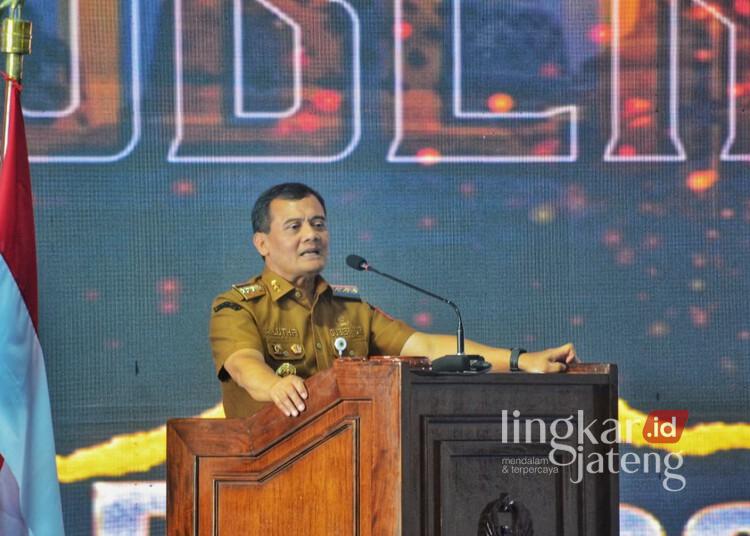 Gubernur Jawa Tengah Ahmad Luthfi memberi sambutan dalam Apel Komandan Satuan Komando Kewilayahan (Dansatkowil) Terpusat 2025 di Kabupaten Banyumas, Kamis 13 November 2025. (Humas Pemprov Jateng/Lingkarjateng.id)