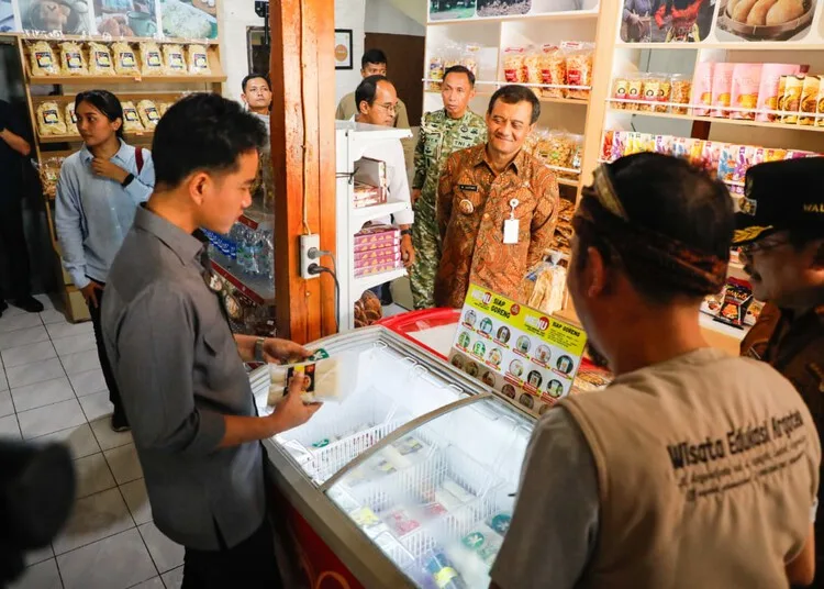 Gubernur Jateng Dukung Kampung Singkong Salatiga Dikembangkan Jadi Destinasi Wisata 25 Gubernur Jawa Tengah Ahmad Luthfi mendampingi Wakil Presiden RI Gibran Rakabuming Raka meninjau produk olahan singkong di Kampung Singkong, Kelurahan Ledok, Kecamatan Argomulyo, Kota Salatiga, Jawa Tengah, Jumat, 7 November 2025. (Humas Pemprov Jateng/Lingkarjateng.id)