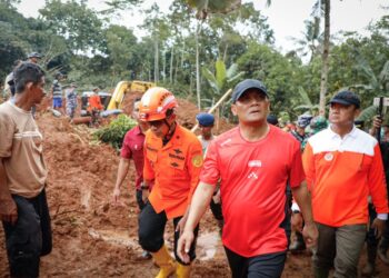 Gubernur Jawa Tengah Ahmad Luthfi meninjau lokasi longsor di Desa Cibeunying, Kecamatan Majenang, Kabupaten Cilacap, Minggu, 16 November 2025. (Humas Pemprov Jateng/Lingkarjateng.id)