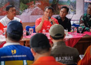 Gubernur Jawa Tengah Ahmad Luthfi memimpin rapat evaluasi di Posko Lapangan Bencana Longsor Desa Cibeunying, Kecamatan Majenang, Kabupaten Cilacap, Minggu, 16 November 2025. (Humas Pemprov Jateng/Lingkarjateng.id)