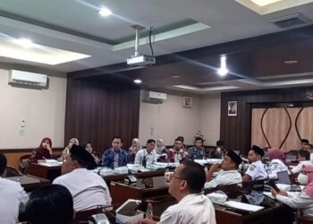 Suasana audiensi aliansi R5 dengan pemerintah dan dewan Kabupaten Rembang di Ruang Banggar pada Rabu, 25 November 2025. (Muhammad Faalih/Lingkarjateng.id)