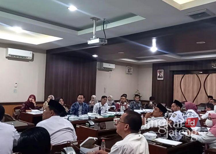 Suasana audiensi aliansi R5 dengan pemerintah dan dewan Kabupaten Rembang di Ruang Banggar pada Rabu, 25 November 2025. (Muhammad Faalih/Lingkarjateng.id)