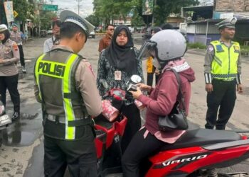 Satlantas Polresta Pati menyosialisasikan tertib lalu lintas kepada pengendara di kawasan Terminal Kembangjoyo, Kabupaten Pati pada Jumat, 14 November 2025. (Lingkarnews Network)