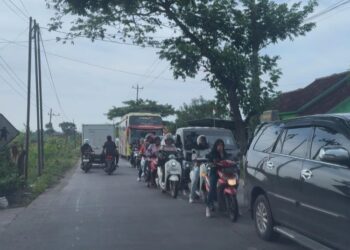 POTRET: Kendaraan mengular di sepanjang Jalan Pamotan-Rembang pada Kamis, 20 November 2025. (Muhammad Faalih/Lingkarjateng.id)