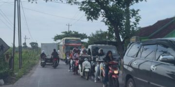 Jalan Lingkar Rembang Gagal Terealisasi 2025, Bupati: Anggaran Tak Mampu 10 POTRET: Kendaraan mengular di sepanjang Jalan Pamotan-Rembang pada Kamis, 20 November 2025. (Muhammad Faalih/Lingkarjateng.id)