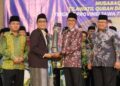Jateng Targetkan Juara Umum MTQH Nasional 2026 35 Sekretaris Daerah Jawa Tengah, Sumarno (kedua kanan), menyerahkan trofi kepada perwakilan juara Musabaqah Tilawatil Quran dan Hadits (MTQH) XXXI di Pendopo Kabupaten Tegal, Kamis, 13 November 2025 malam. (Humas Pemprov Jateng/Lingkarjateng.id)