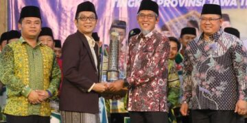 Jateng Targetkan Juara Umum MTQH Nasional 2026 16 Sekretaris Daerah Jawa Tengah, Sumarno (kedua kanan), menyerahkan trofi kepada perwakilan juara Musabaqah Tilawatil Quran dan Hadits (MTQH) XXXI di Pendopo Kabupaten Tegal, Kamis, 13 November 2025 malam. (Humas Pemprov Jateng/Lingkarjateng.id)