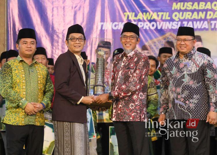 Sekretaris Daerah Jawa Tengah, Sumarno (kedua kanan), menyerahkan trofi kepada perwakilan juara Musabaqah Tilawatil Quran dan Hadits (MTQH) XXXI di Pendopo Kabupaten Tegal, Kamis, 13 November 2025 malam. (Humas Pemprov Jateng/Lingkarjateng.id)