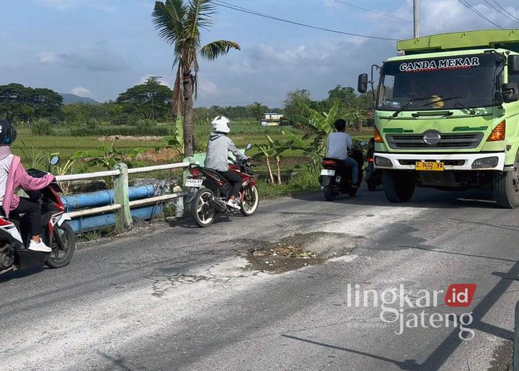 Pemkab Rembang Akan Ganti Jembatan Jape dengan Box Culvert Tahun Depan 25 Lubang di tengah jembatan, Truk melaju pelan mencari cela jalan yang mulus, 05/11. (MF/Lj.id)