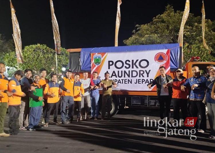 Bupati Jepara, Witiarso Utomo, saat melepas relawan dan bantuan logistik untuk percepatan pemulihan bencana tanah longsor di Dusun Situkung, Desa Pandaan Arum, Kabupaten Banjarnegara, Senin, 17 November 2025. (Tomi Budianto/Lingkarjateng.id)